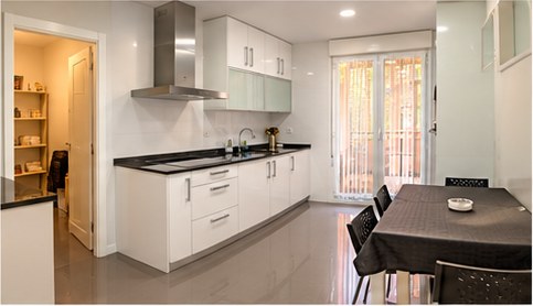 Cocina con mesa